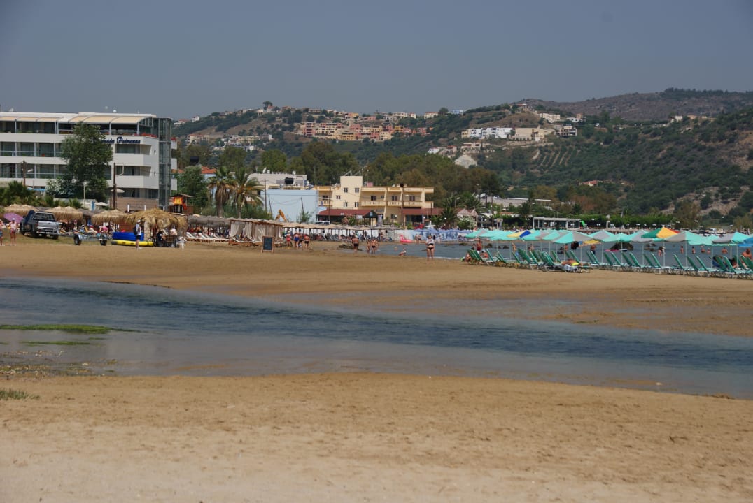 Strand mir Blick auf das "Corissia Princess" Hotel, links Corissia Beach Hotel