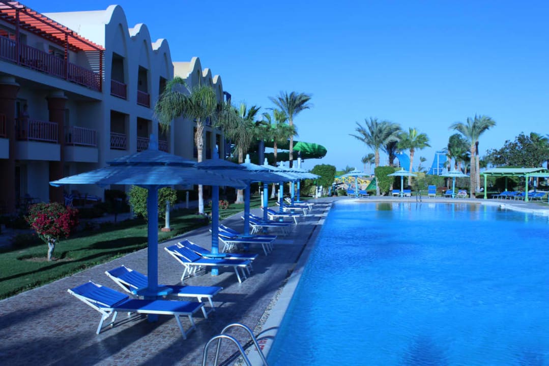 Leżaki przy basenie Titanic Beach Spa & Aqua Park