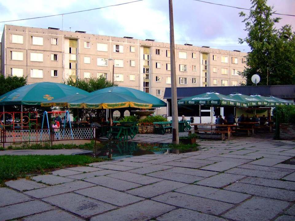 Biergarten hinter dem Hotel Hotel Laro