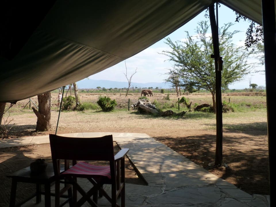 Da kann man Stunden sitzen Sentrim Tsavo Lodge