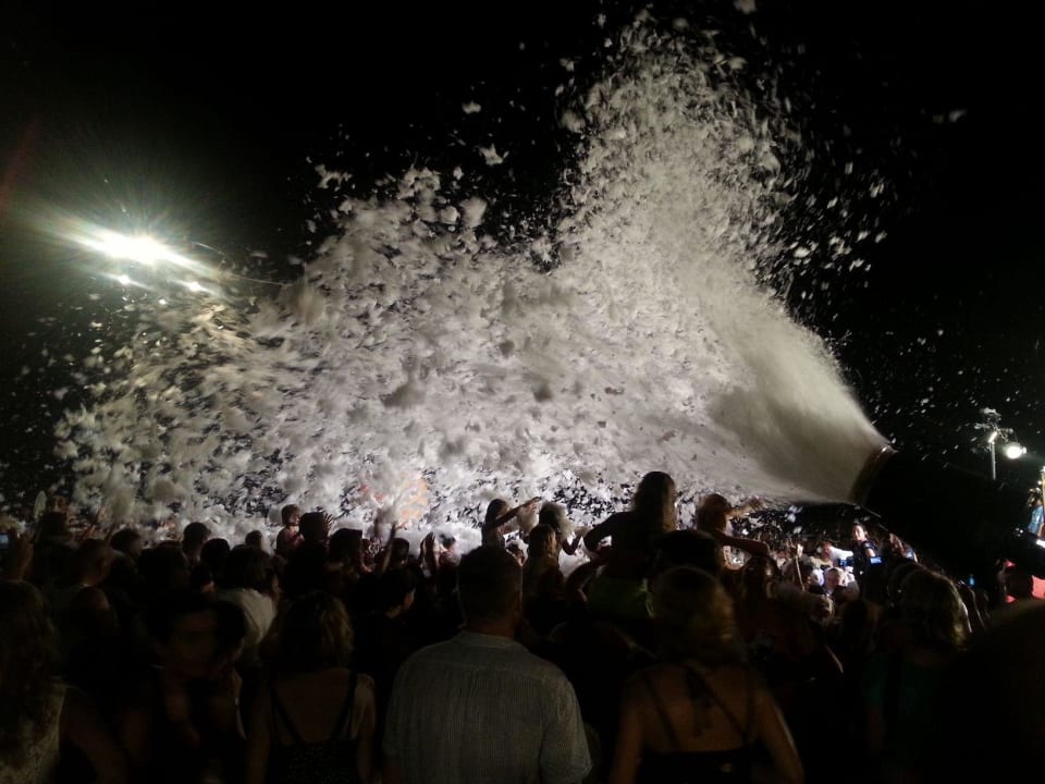 Abendliche Schaumparty mit DJ - geniale Party Park Albatros Village