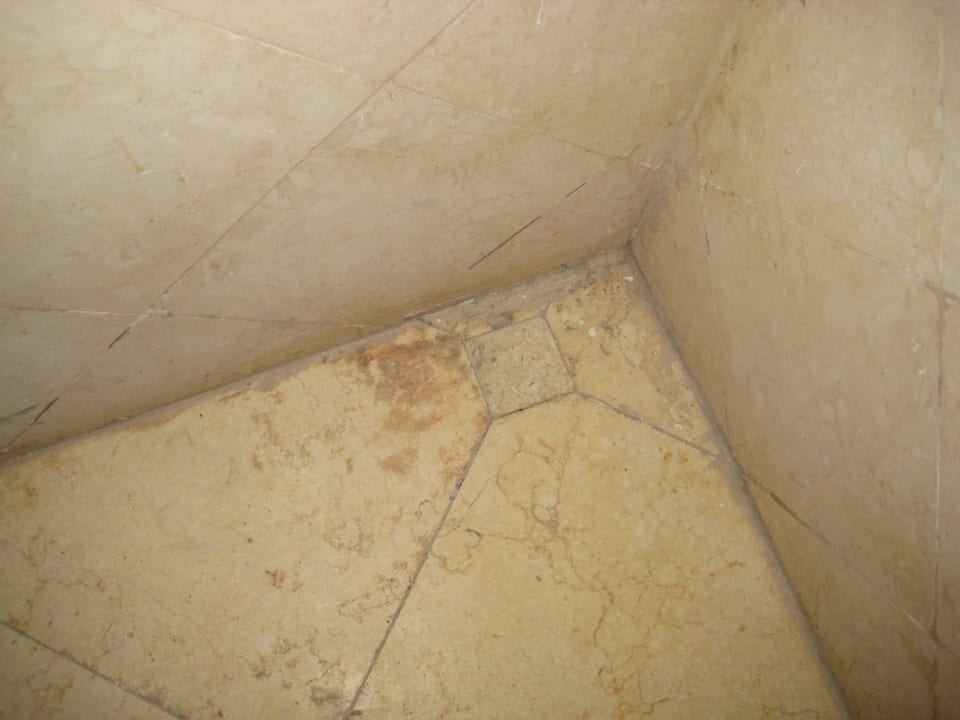 Bad- Wand- und Bodenfliesen, Schimmel! Makadi Palace