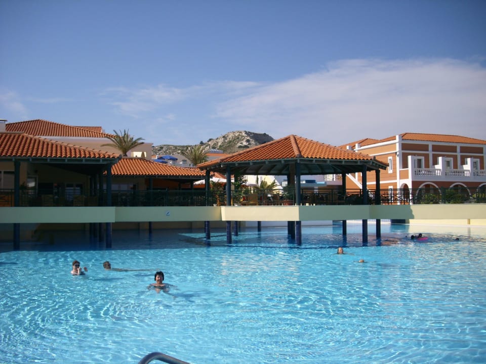 Einer von 11 Pools Porto Bello Royal