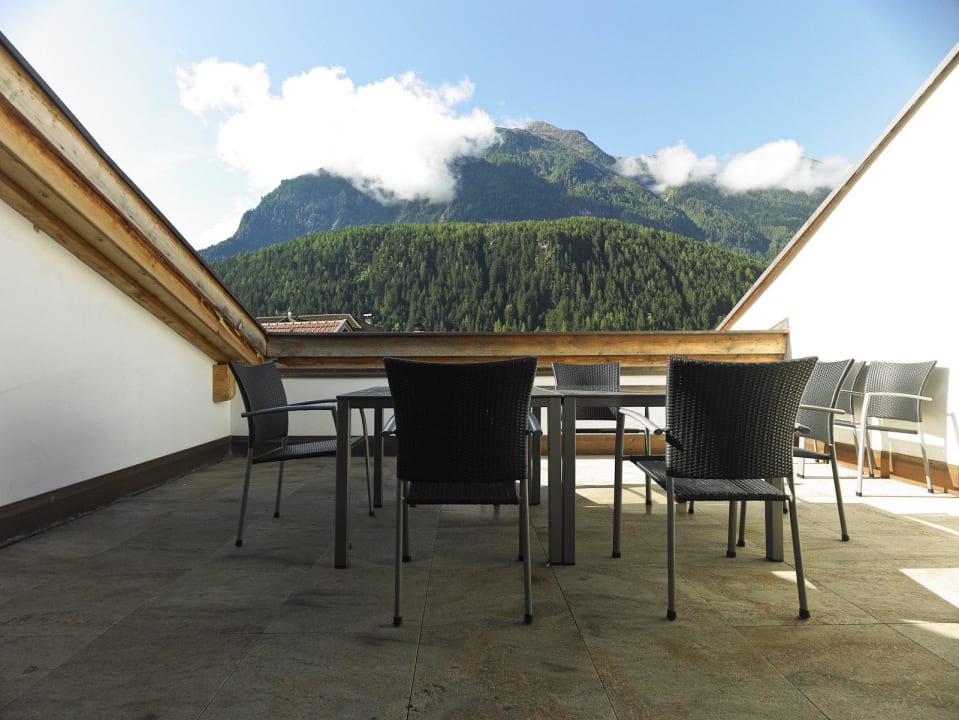 Terrasse Aussicht Bergpanorama AlpinLodges Oetz