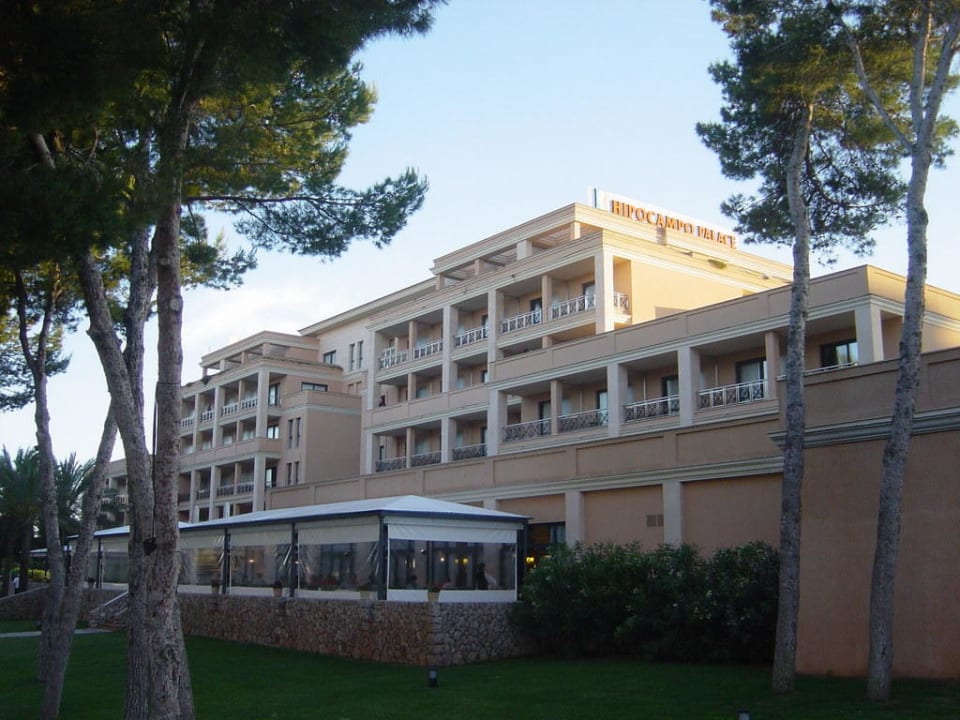 Hauptgebäude mit Terrasse und Garten Hipotels Hipocampo Palace & Spa
