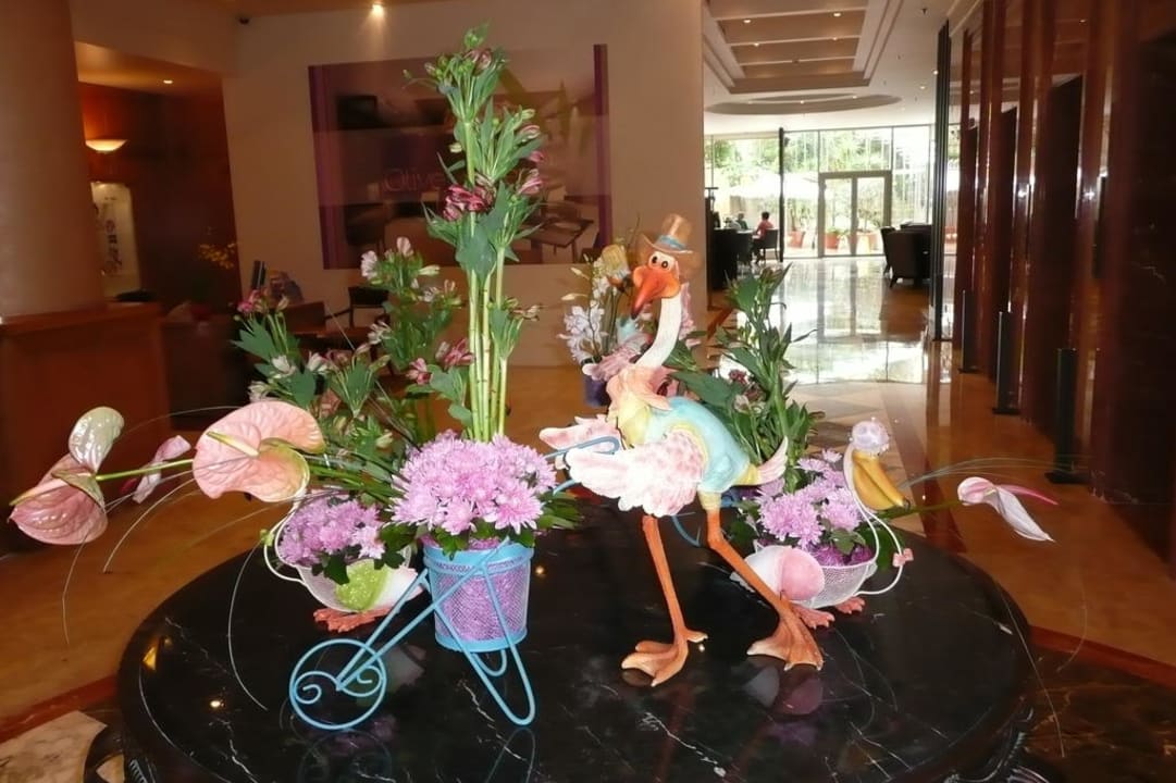 Blumengestecke in der Lobby Gefinor Rotana Hotel