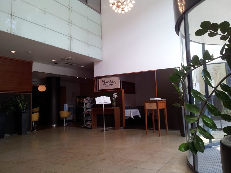 Lobby Hotel NH Hamburg Altona