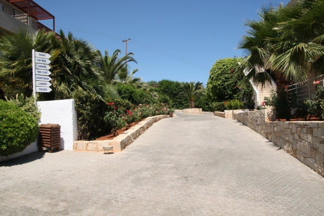 Weg zum Theater Grand Hotel Holiday Resort