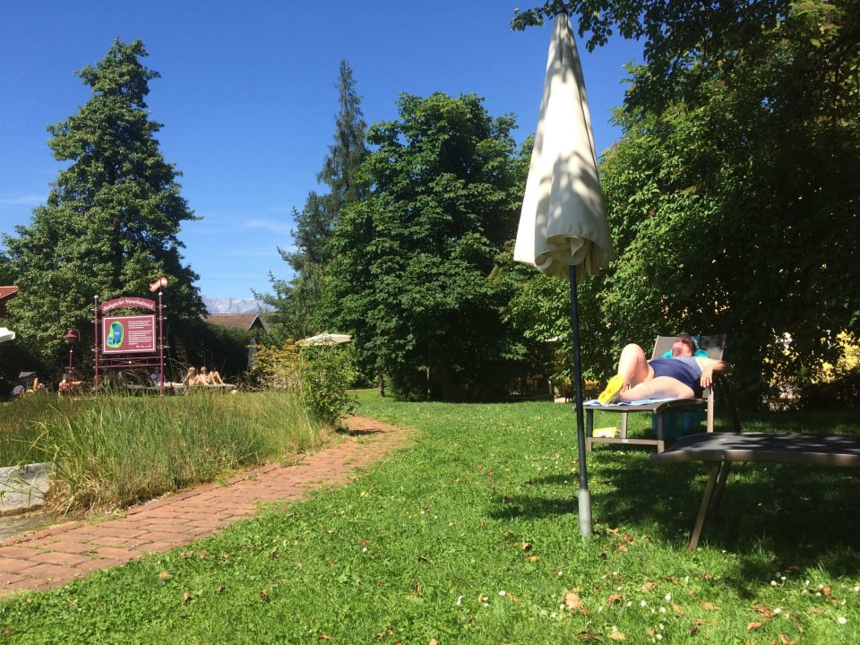 Der Außenbereich mit seiner schönen Liegewiese  Lerchs Landhotel