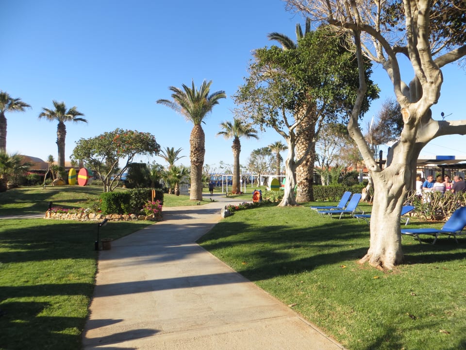 Ein Rundgang in der Gartenanlage Anissa Beach & Village