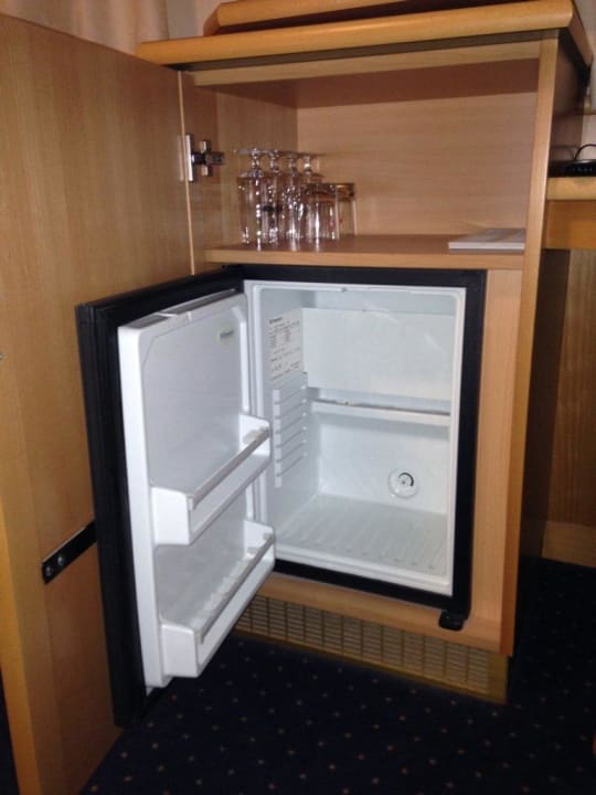 Leere Minibar mit Gläser Hotel Kreuz