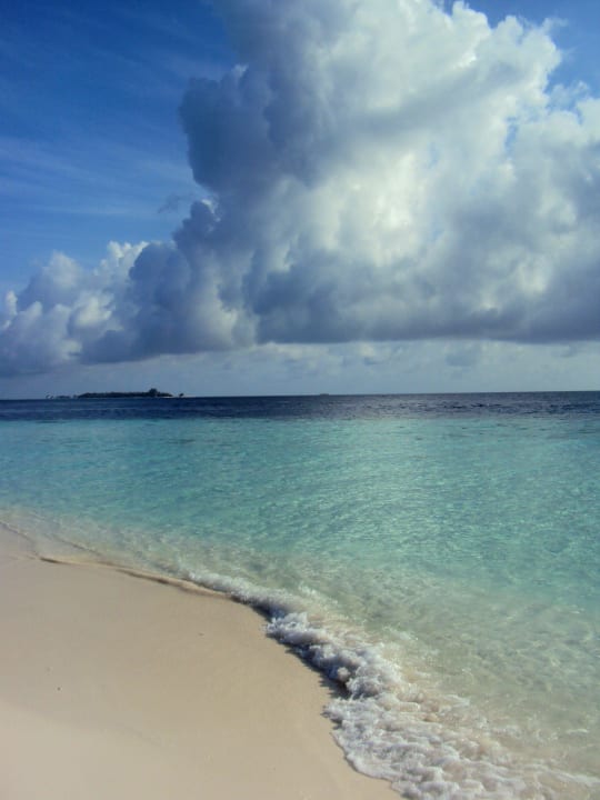 Glasklares Wasser Fihalhohi Maldives