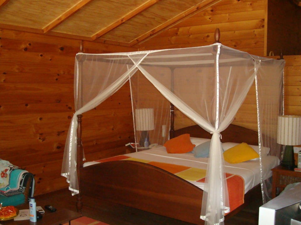 Bett mit kaputten Moskitonetz Meeru Maldives Resort Island