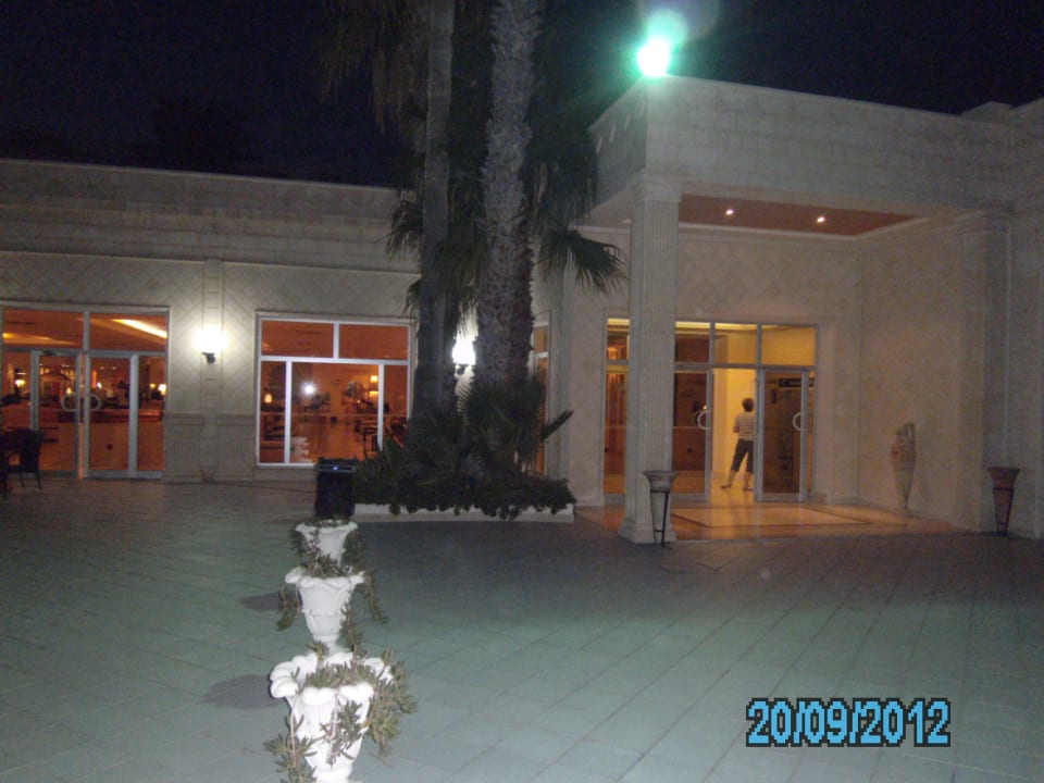 Eingang von den Bungalows und dem Pool aus Royal Lido Resort & Spa