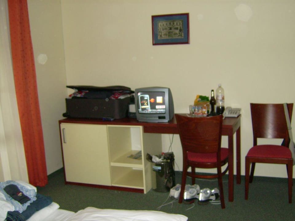 Schreibtisch mit TV Hotel Ochsendorf