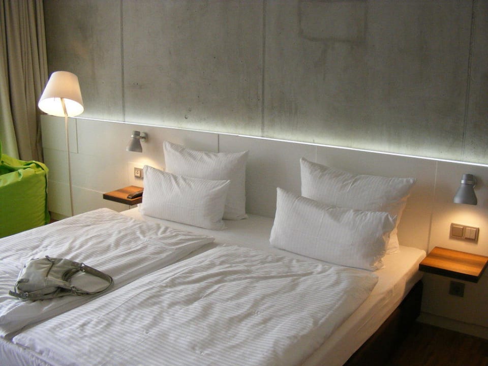 Bett mit Betonrückwand Factory Hotel