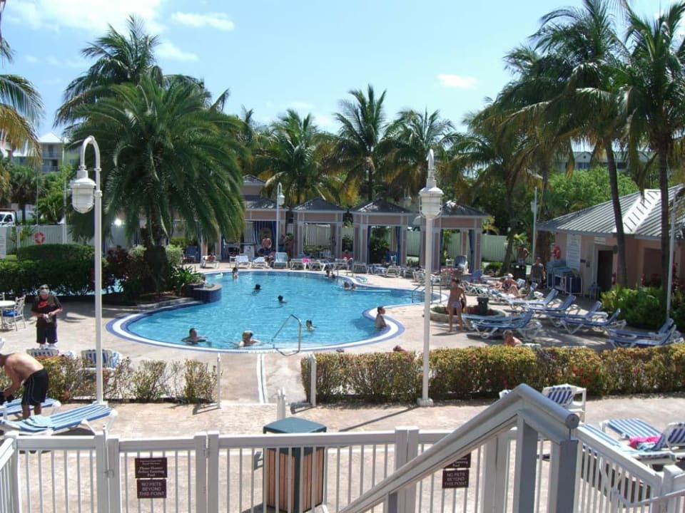 Pool mit ausreichend Liegen Hotel Doubletree Grand Key Resort