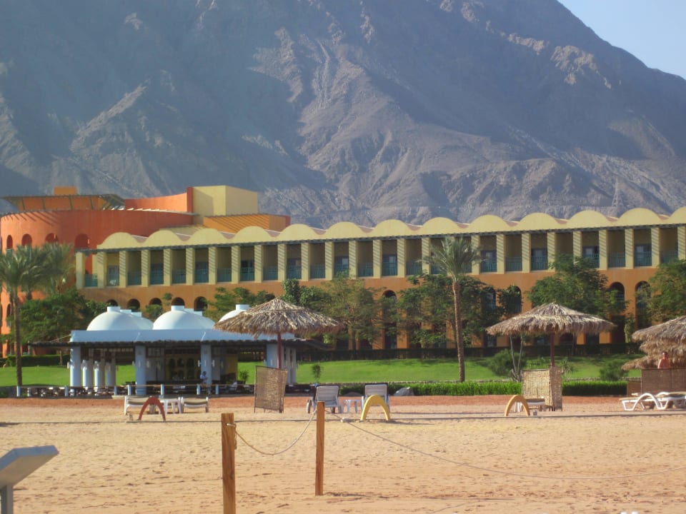 Blick vom Strand auf Wohnbereich Strand Beach Resort Taba Heights