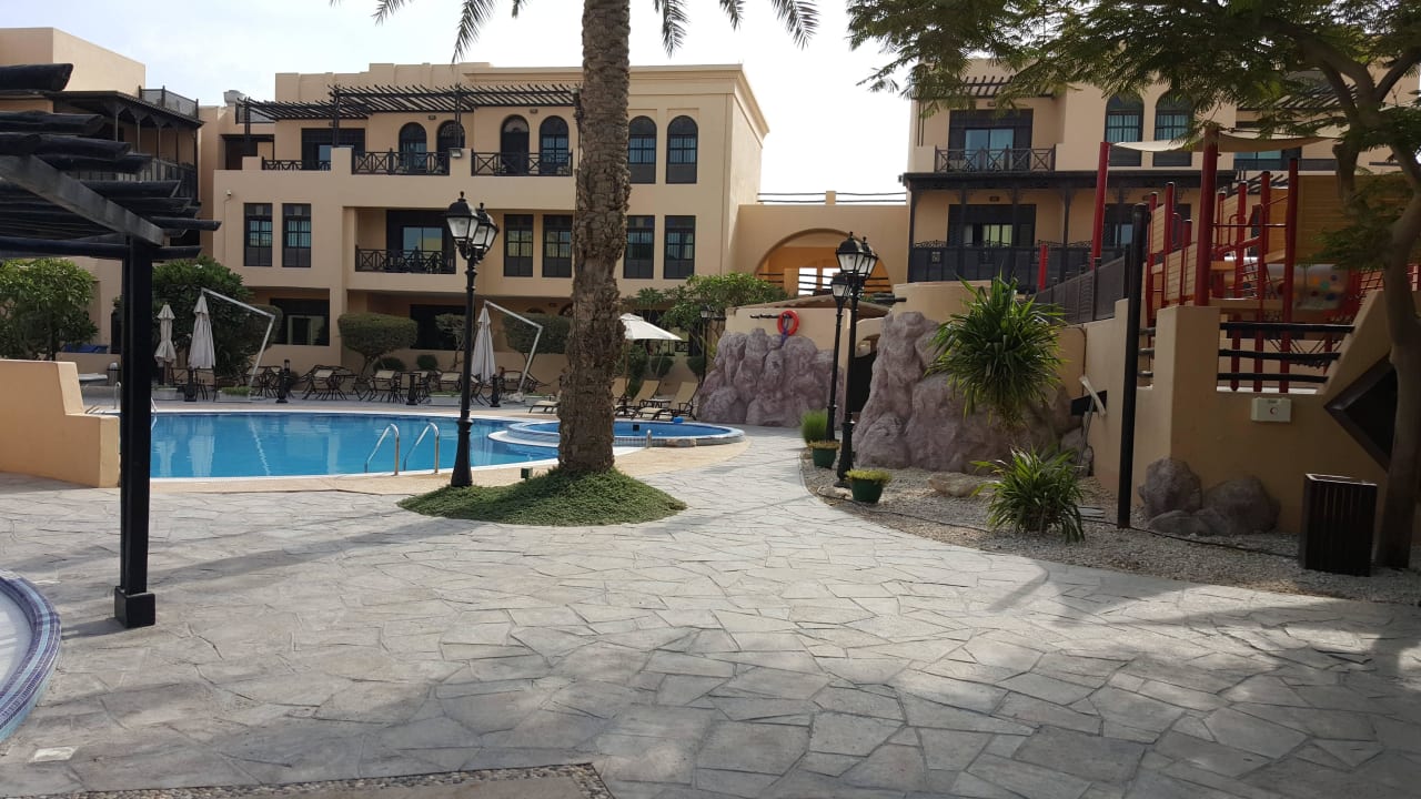 Kinderpool und Zimmer im Hintergrund Novotel Bahrain Al Dana Resort