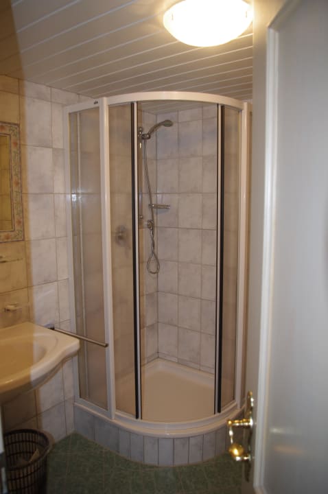 Badezimmer neben Wohnzimmer Hotel Tauferberg