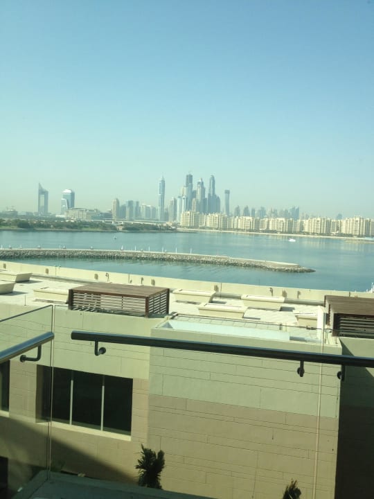 Blick aus dem Zimmer zur Skyline der Dubai Marina Rixos The Palm Hotel & Suites