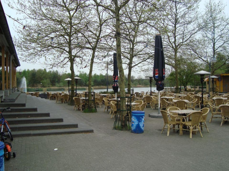 Tische vorm Cafe am See Roompot Weerterbergen