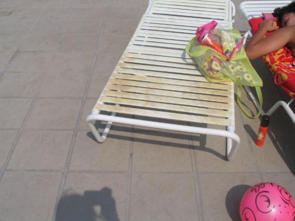verdreckte Sonnenliege Sandy Beach Resort