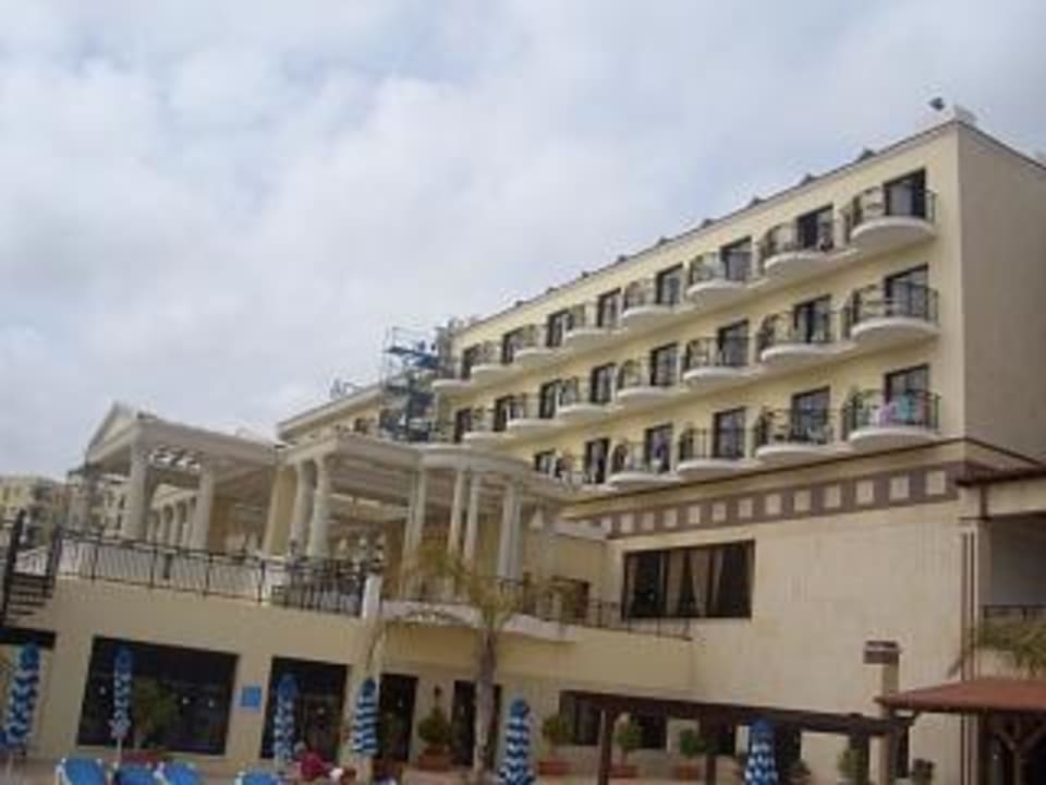 Aussenansicht vom Pool aus Constantinos The Great Beach Hotel