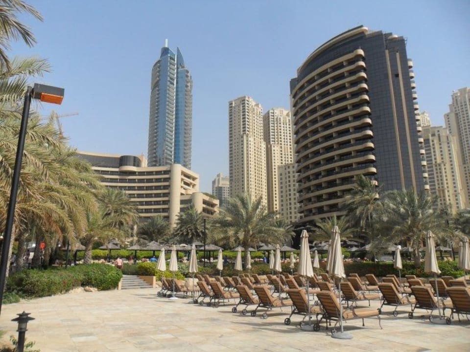 Hotel von der Gartenanlage aus Le Royal Méridien Beach Resort & Spa Dubai