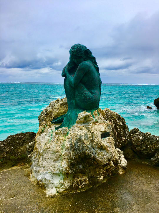 Bei den Wolken ist auch der Nixe kalt... Hotel Moon Beach