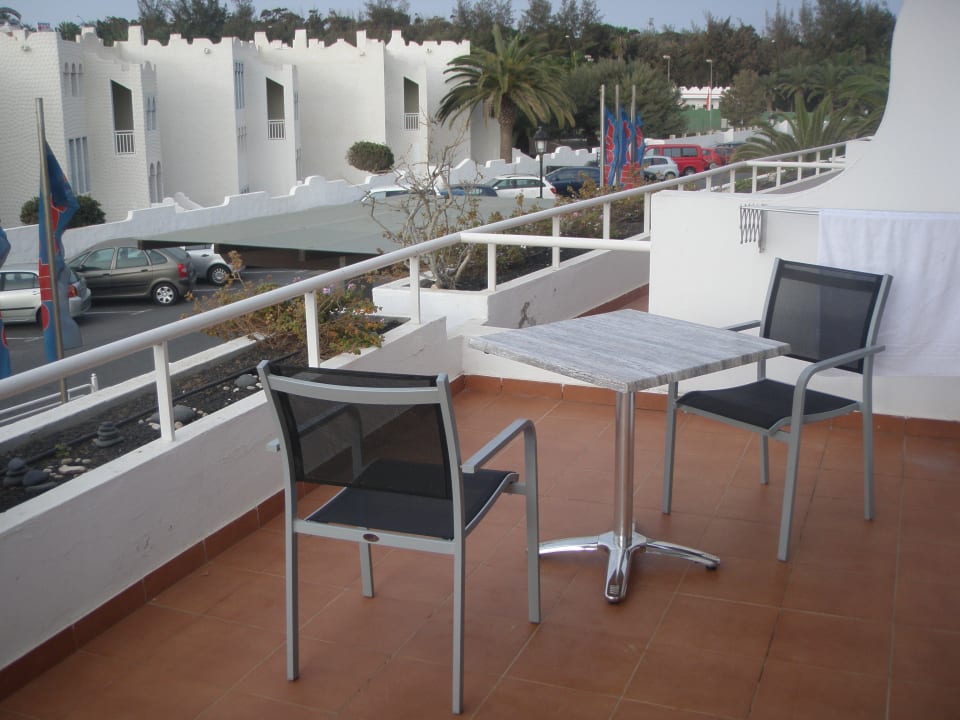 Großer Balkon mit Liege auf der anderen Seite allsun App.-Hotel Barlovento