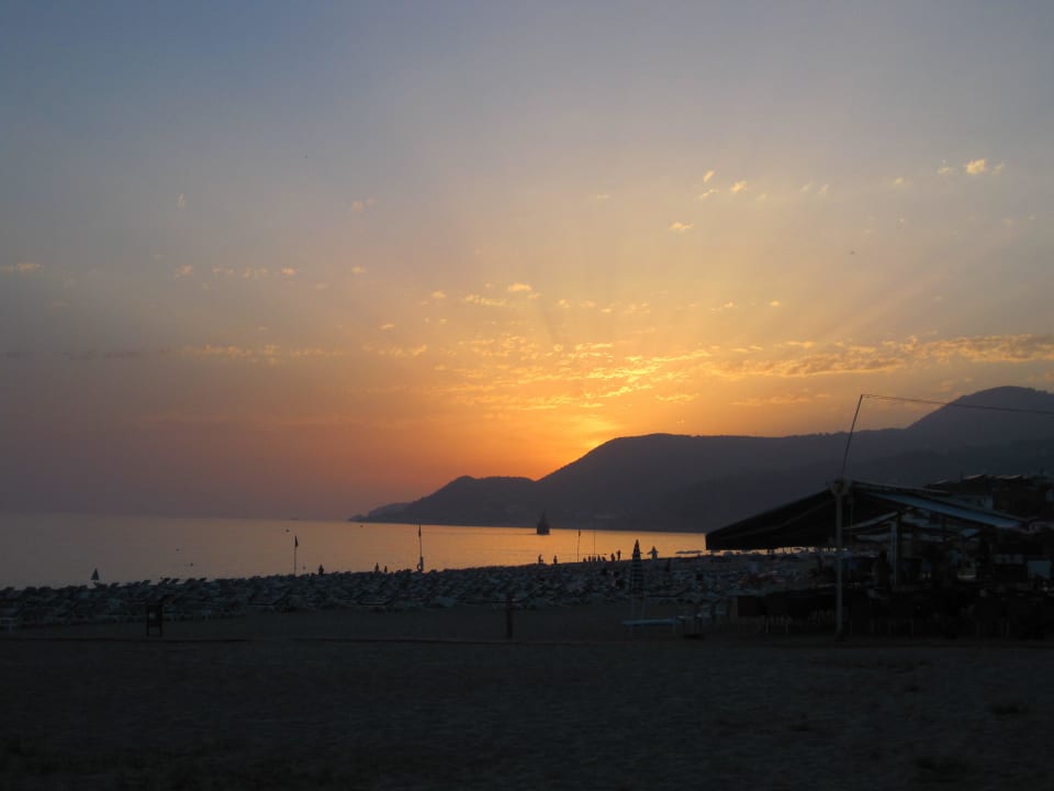 Sonnenuntergang vom Strand direkt beim Hotel. Gardenia Hotel