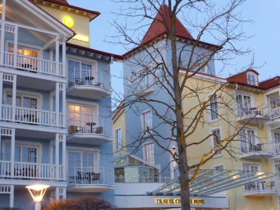 Das Hotel bei Abendbeleuchtung Kleine Strandburg Zinnowitz