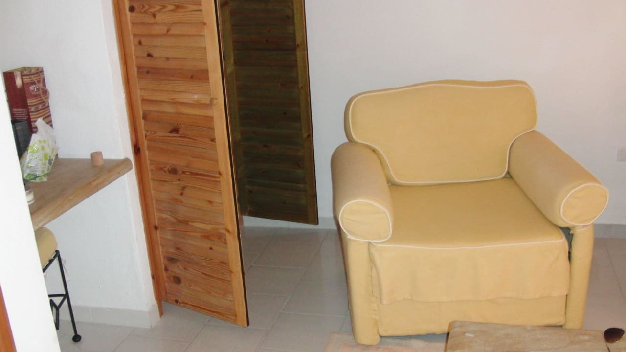 Wohnzimmer Schrank und Sitzgruppe Park Hotel Cala di Lepre & Spa