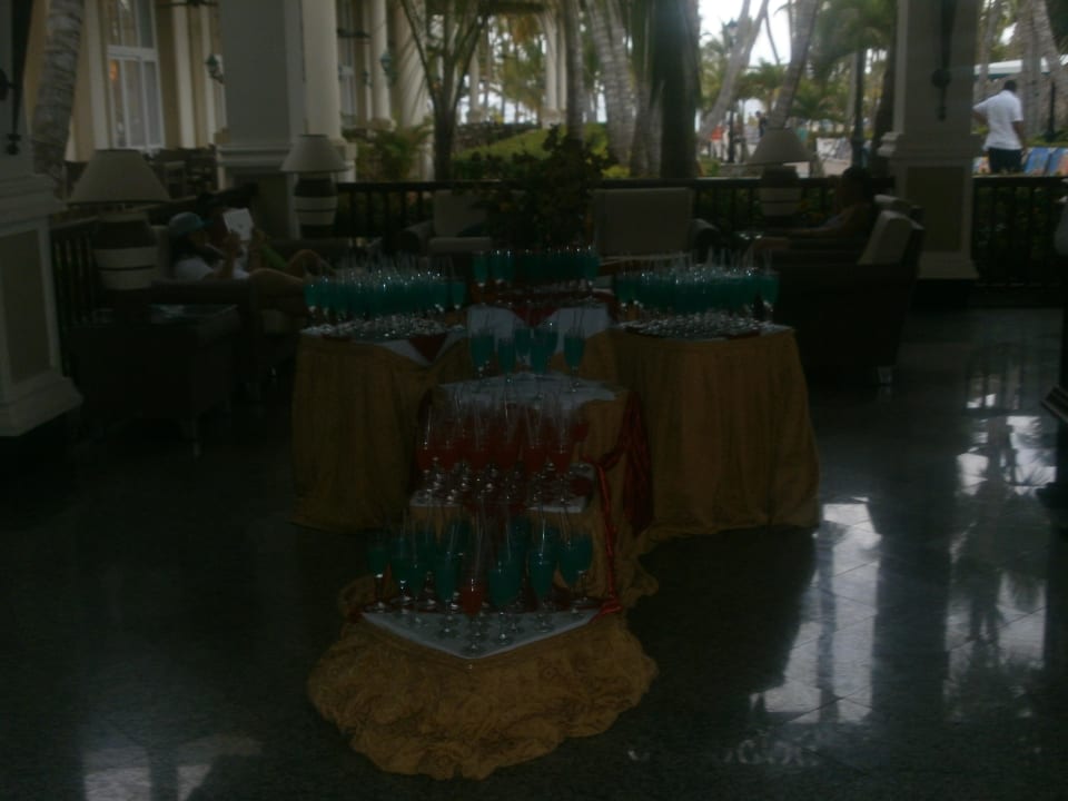 Przed wejściem do restauracji kolonialnej Hotel Riu Bambu