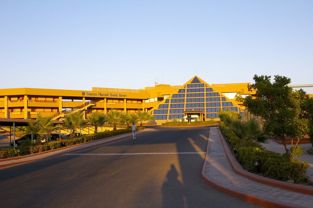 Въезд в отель Pharaoh Azur Resort