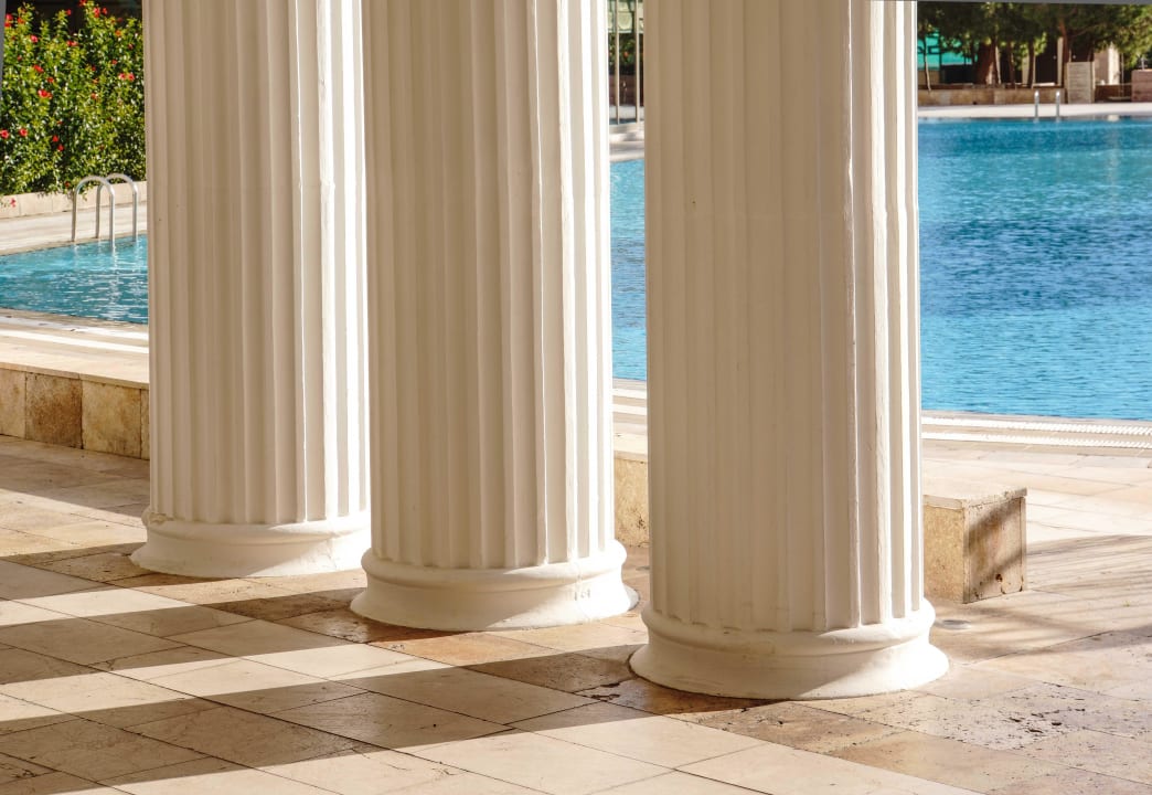 Mediterraner Klassiker: Marmor, Säulen, Wasser. Sirene Belek Hotel