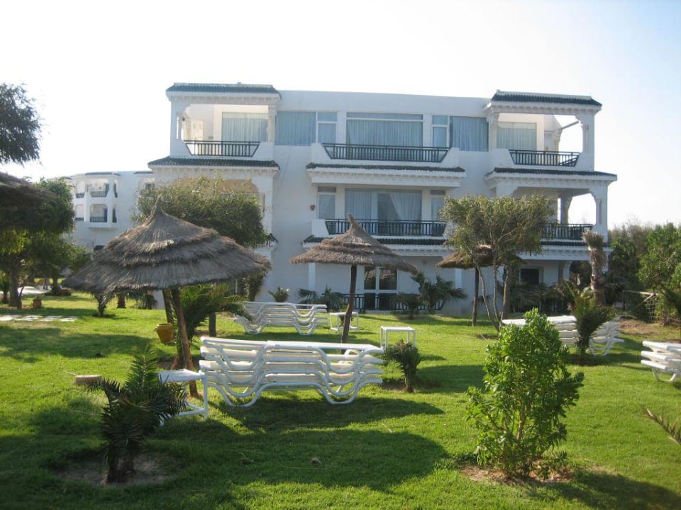 Blick von der Liegewiese auf das Hotel Palmyra Golden Beach
