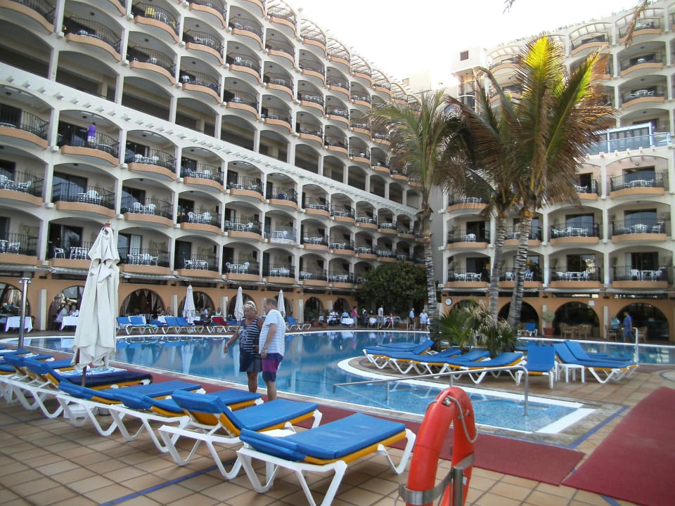 Pool und Hotel von der Liege aus Bull Dorado Beach & Spa