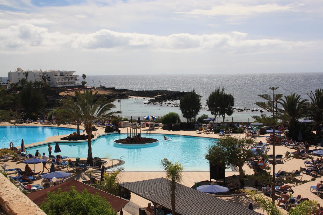 Blick vom Balkon auf die großen Pools Hotel Grand Teguise Playa