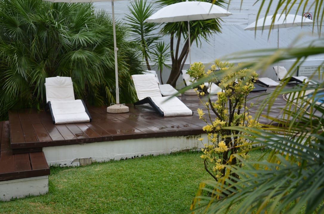 Liegen am Pool Legendary Lisboa Suites