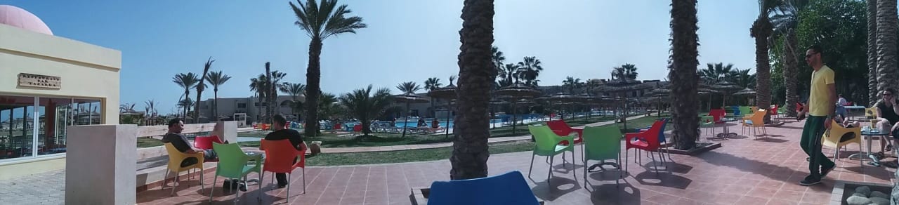 Blick zu den Pools von der hinteren Bar Welcome Meridiana Djerba Hotel