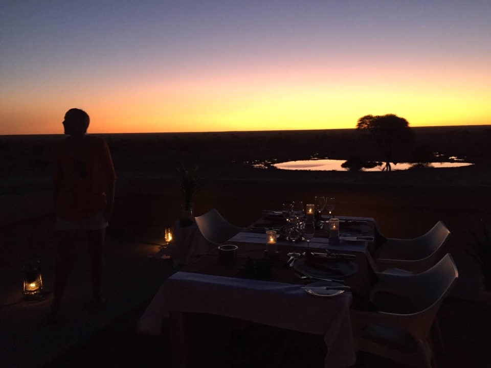 4 Gänge Menü beim Sonnenuntergang  Onguma Game Reserve - The Fort Plains Camp