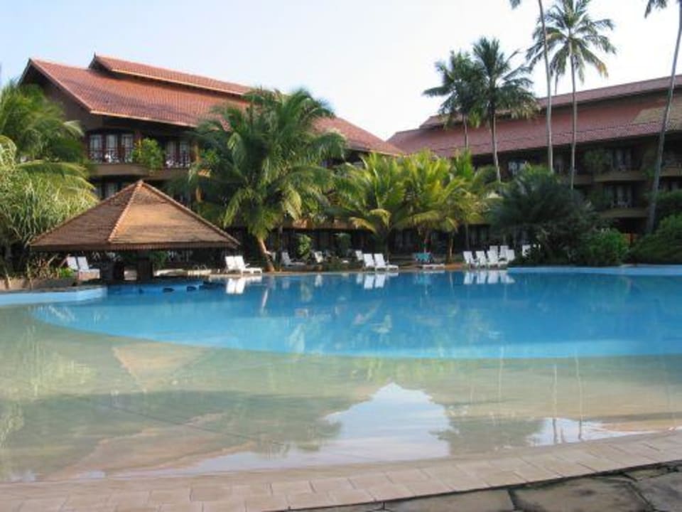 Großer Pool mit Poolbar Royal Palms Beach Hotel