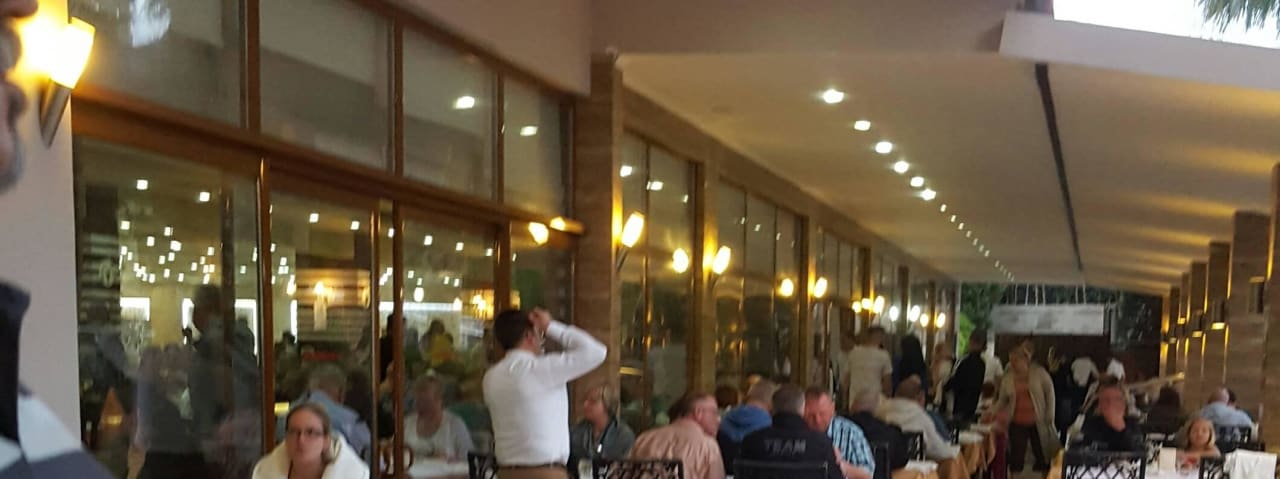 Anstehen nach Sitzplätzen Hane Family Resort