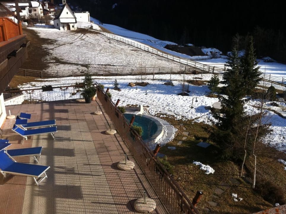 Blick auf Pool und Garten Romantik Hotel Post