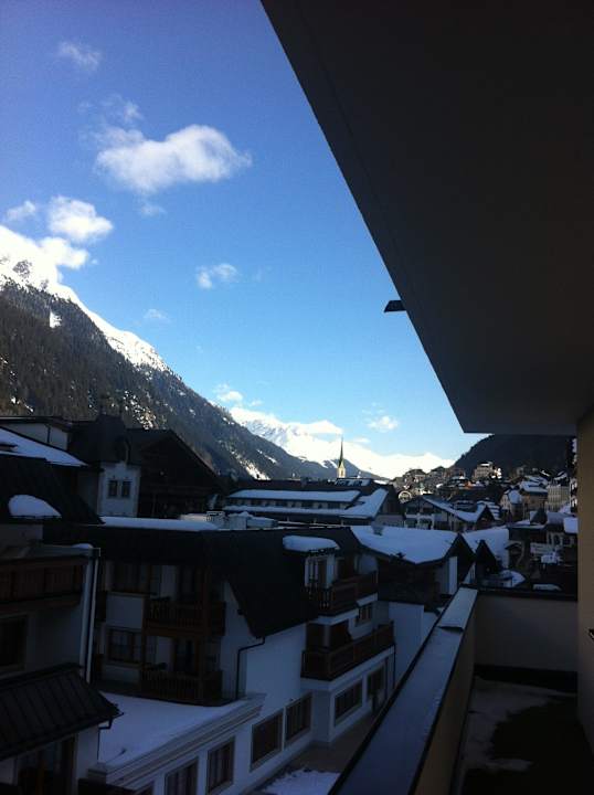 Blick vom Balkon Richtung Dorf Hotel Garni Chasa Sulai