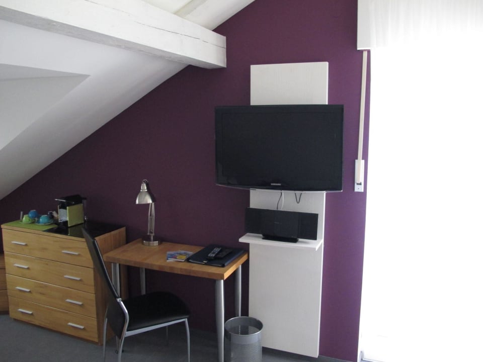 Schreibtisch und schwenkbarer HD-Bildschirm Lupinenhotel Bodensee