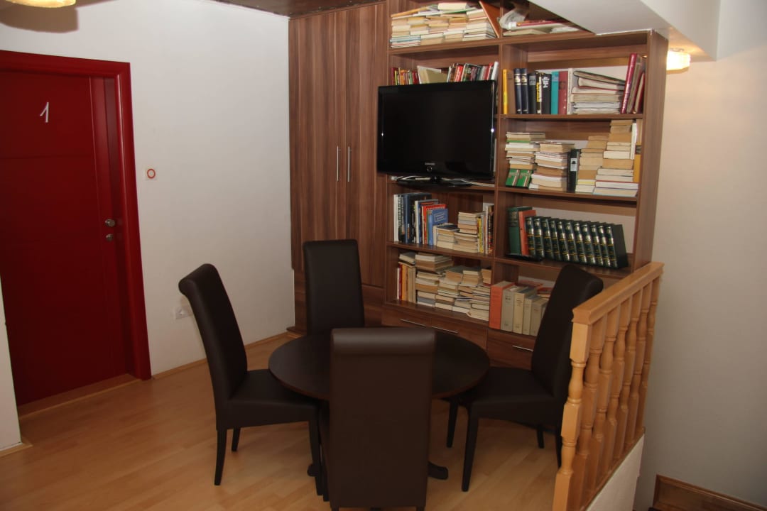 Bibliothek The Red Door Hostel