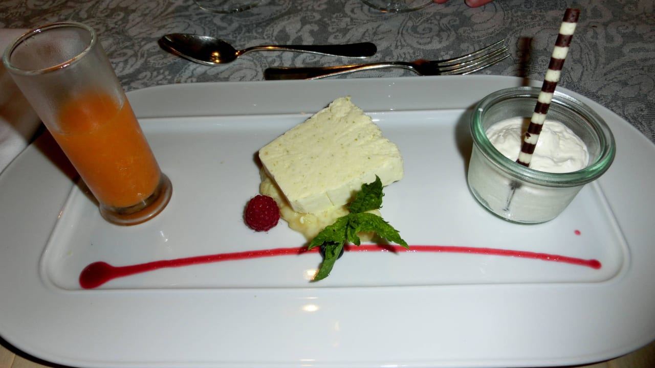 Desert u.a. Mangosorbet und Kokosnusseis Romantik Hotel Zehntkeller